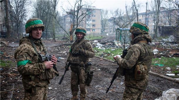 Krieg gegen die Ukraine: So ist die Lage Die Lage um die seit Monaten schwer umkämpfte ostukrainische Stadt Bachmut spitzt sich weiter zu. Hier zu sehen: ukrainische Soldaten.