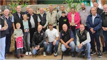 Gruppenfoto mit vielen Menschen. Die Landesjungtierschau des Landesverbands Hannover in Sandbostel lockte zahlreiche Besucher und Aussteller an. Züchter aus der Region überzeugten mit starken Ergebnissen und vielen Meistertiteln.