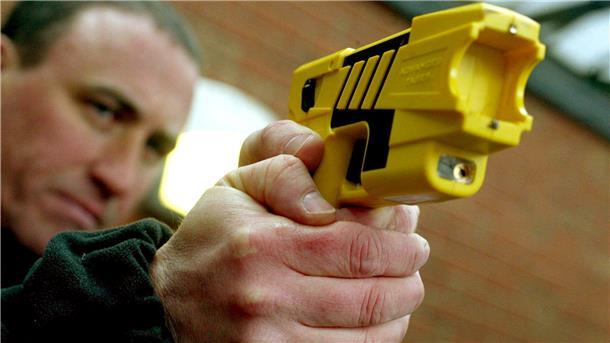 Die Landesregierung hatte sich bislang noch nicht durchringen können, die Polizei mit Elektroschockpistolen oder Tasern auszustatten. Damit hätte der Tod eines Mannes durch eine Polizeiwaffe verhindert werden können, sagt Christine Schnittker (CDU).