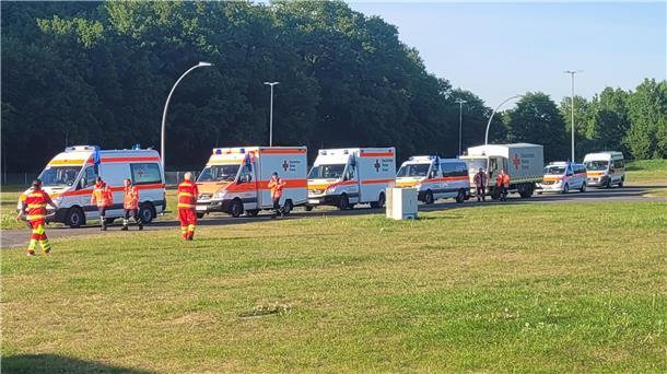 Kranken- und Rettungswagen stehen hintereinander.