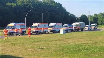 Kranken- und Rettungswagen stehen hintereinander.