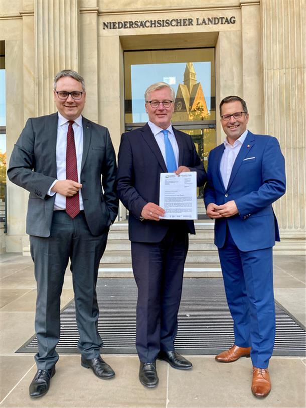Bernd Althusmann zeigt im Beisein von Marco Prietz und Kai Seefried den Brief der Landräte.