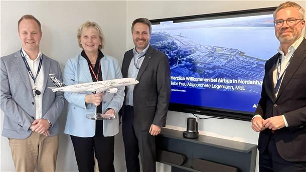 Logemann stattet Airbus in Nordenham einen Besuch ab Von links: Dennis Christian Meinen (Airbus), Karin Logemann (MdL), Gottfried Hornung (Leiter Airbus-Werk Nordenham), Oliver Haack (Director, Public Affairs Germany)