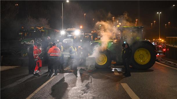 Bauernproteste: Mehr als 2000 demonstrieren in Aurich - Scholz: „Galgen sind keine Arguemente“ Die Landwirte blockieren am Mittwoch den Hafen.