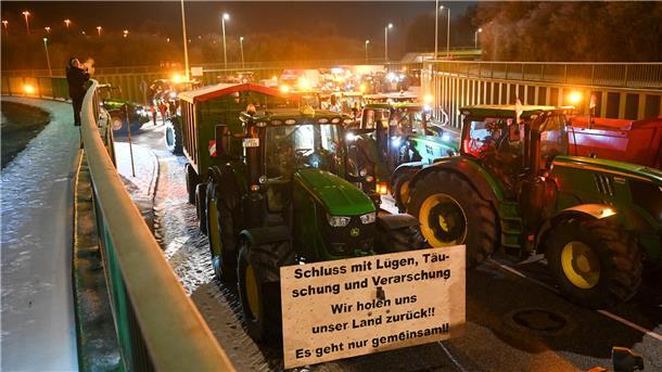 Bauernproteste: Mehr als 2000 demonstrieren in Aurich - Scholz: „Galgen sind keine Arguemente“ Die Landwirte blockieren am Mittwoch den Hafen.