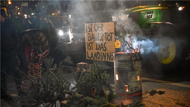 Bauernproteste: Mehr als 2000 demonstrieren in Aurich - Scholz: „Galgen sind keine Arguemente“ Die Landwirte blockieren am Mittwoch den Hafen.