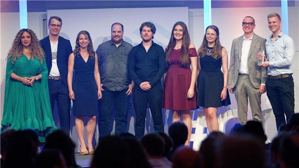 Grimme Online Award für historische Recherchen und mehr Die Laudatorin Enissa Amani (l) steht bei der Verleihung des Grimme Online Award 2023 mit dem Team von „Doktor Whatson“ (Publikumspreis) auf der Bühne.