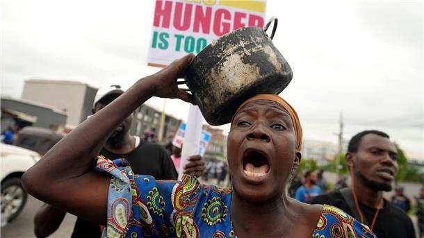 Amnesty kritisiert Tötung von Demonstranten in Nigeria Die Lebenshaltungskosten in Nigeria sind enorm gestiegen.