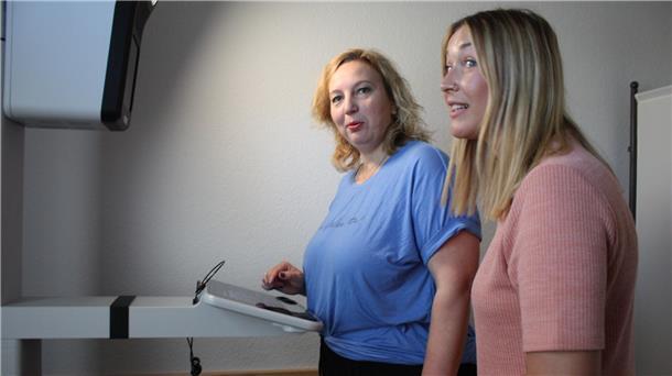 200 Ausweise mit PointID: Beverstedt startet biometrische Erfassung Zwei Frauen stehen im Bürgeramt am PointID-Gerät. Eine von ihnen bedient das Display, die andere steht beratend daneben.