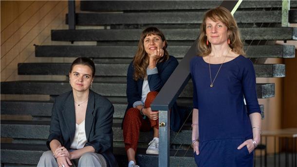 Kulturszene erholt sich nach Corona langsam Die Leiterinnen des Berliner Theatertreffens 2023: Olena Apchel (l-r), Joanna Nuckowska und Carolin Hochleichter.