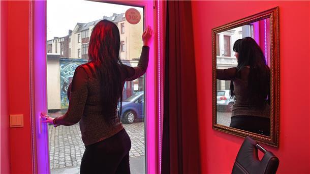 Frau am Koberfenster in rotem Zimmer, Rotlichtmeile, Proistituierte
