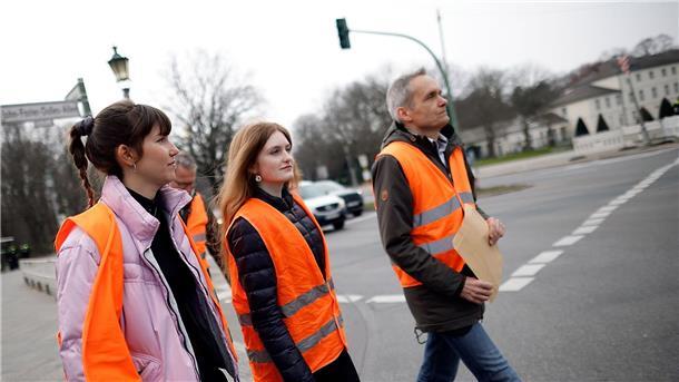 Neue Blockaden: Letzte Generation plant neue Klimaproteste Die Letzte Generation hat eine neue Protestwelle angekündigt. Wie das genau aussehen soll, wurde nicht erläutert.