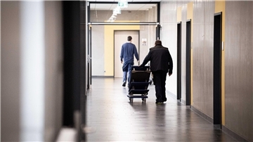 Die letzten Umzugsarbeiten im Gymnasium Langen sind beendet. Der Erweiterungsbau ist eingerichet, der Altbau saniert.