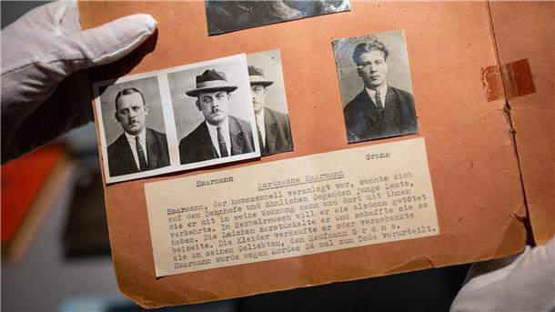 Serienmörder Fritz Haarmann: „Werwolf von Hannover“ tötete 24 junge Männer  Die Lichtbildmappe in der Mordsache Fritz Haarmann wird im Polizeimuseum Niedersachsen gezeigt.