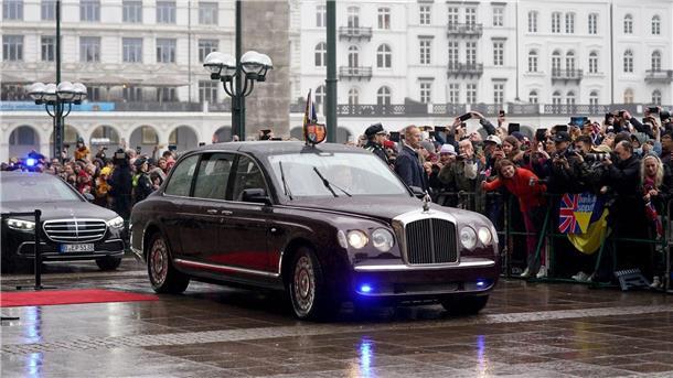 Hamburg bereitet Charles und Camilla jubelnden Empfang Die Limousine von König Charles III. fährt am Hamburger Rathaus vor.