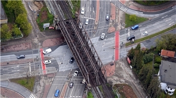 Die linke der beiden Eisenbahnbrücken wird am nächsten Wochenende abgerissen. Die Kreuzung Langener Landstraße/Cherbourger Straße wird dafür mehrere Tage komplett gesperrt sein.