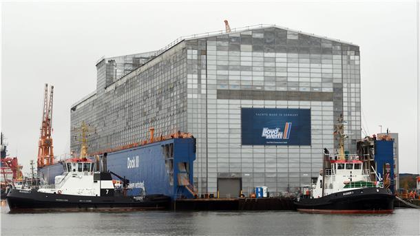 Verkauf der Lloyd Werft: SPD sieht Land in der Pflicht Die Lloyd Werft müsse in ihrer Substanz erhalten werden, fordert Bremerhavens SPD-Chef Martin Günthner angesichts der aktuellen Diskussion um einen Verkauf der Werft. Notfalls müsse sich auch das Land Bremen wieder beteiligen.
