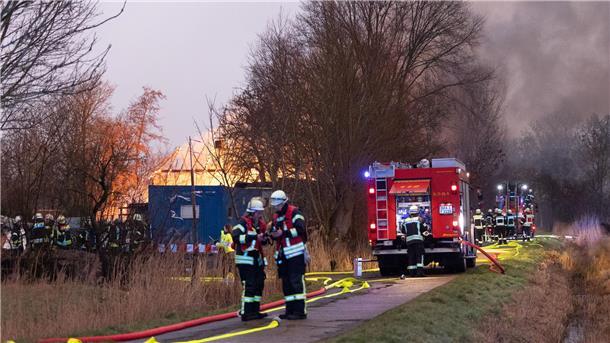 Die Löscharbeiten am Sonnabend zogen sich über mehrere Stunden hin. Anwohner versorgten die Feuerwehrleute mit Keksen, Bockwürsten und Getränken.