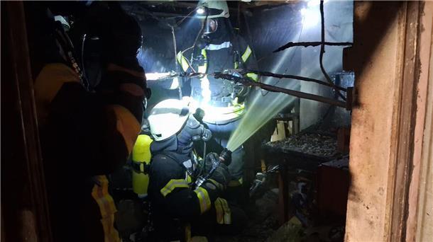 Werkstattbrand in der Wingst: Lithium-Akkus bergen Explosionsgefahr Die Feuerwehr bei Löscharbeiten.