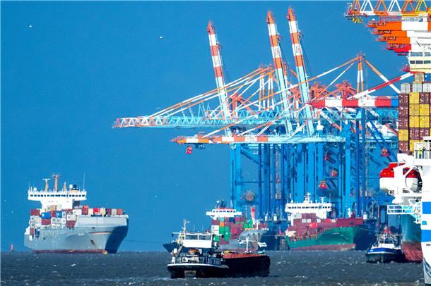 Fachkräftemangel und Zölle: Logistikbranche diskutiert Lösungen Containerschiffe vor dem Hafen von Bremerhaven.  Die Logistikbranche versammelte sich in Bremen mit 40 Ausstellern und rund 850 Teilnehmern, um über die Zukunft der Häfen und die Herausforderungen der Branche zu diskutieren.