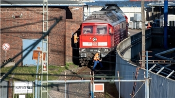 Die Lok wird im Bahnhof für den Start vorbereitet. Sechs Castor-Behälter mit hochradioaktivem Atommüll aus der britischen Wiederaufbereitungsanlage Sellafield sollen per Bahn ins hessische Zwischenlager Biblis gebracht werden. In Nordenham wurden die Castor-Behälter vom Schiff auf die Bahn verladen.