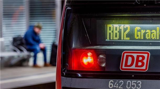 Streik bei der Bahn - Was Fahrgäste wissen müssen Die Lokführergewerkschaft GDL hat die Beschäftigten der Deutschen Bahn zum nächsten Streik aufgerufen - Fahrgäste müssen sich auf den längsten Streik seit vielen Jahren einstellen.