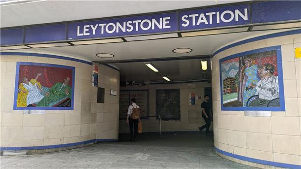125. Geburtstag von Alfred Hitchcock - In London fing es an Die Londoner U-Bahnstation Leytonstone ist mit zahlreichen Mosaiken verziert, die Szenen aus Alfred Hitchcocks Leben und seinen Filmen zeigen.