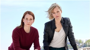 Die Lorentzen-Schwestern Viktoria (Lena Dörrie, l) und Feli (Caroline Hanke, r).