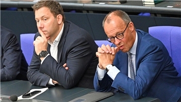 Die Lücke im Haushalt ist durch Kompromisse von SPD und Union größer geworden - Finanzminister Lars Klingbeil (SPD) und Kanzler Friedrich Merz (CDU) dürften nun noch einige Verhandlungen bevorstehen. (Archivbild)