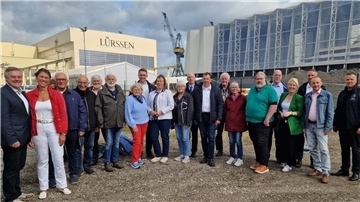 Die Lürssen-Werft investiert erheblich in die Standorte Lemwerder und Berne. Über die Entwicklungen informierte sich die Delegation während einer Besichtigung.