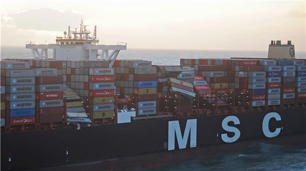 Ein Schiff mit Containern.