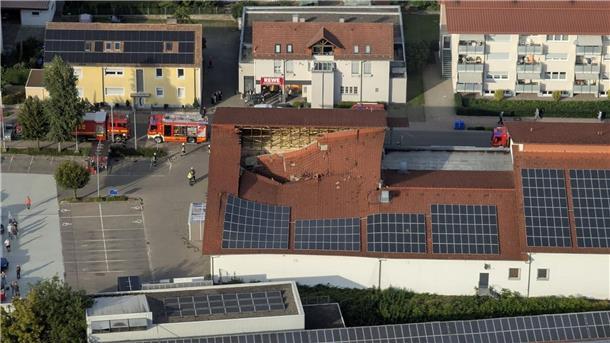 „Viel Glück gehabt“ - Verletzte bei Supermarktdach-Einsturz Die Luftaufnahme der Feuerwehr zeigt das Ausmaß des Einsturzes.