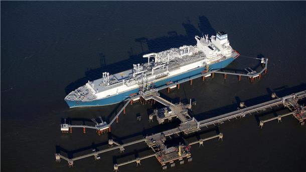 Die Luftaufnahme zeigt das des LNG-Speicher- und Verdampfungs-Schiff „Höegh Esperanza“ am LNG-Terminal Wilhelmshaven, gegen das sich viel Protest geregt hat. Nun soll ein zweites Terminal entstehen.