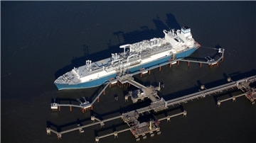 Die Luftaufnahme zeigt das des LNG-Speicher- und Verdampfungs-Schiff „Höegh Esperanza“ am LNG-Terminal Wilhelmshaven, gegen das sich viel Protest geregt hat. Nun soll ein zweites Terminal entstehen.