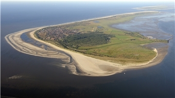 Dem Norden droht Land unter Die Luftaufnahme zeigt die ostfriesische Insel Langeoog (Niedersachsen) im Nationalpark Niedersächsisches Wattenmeer.
