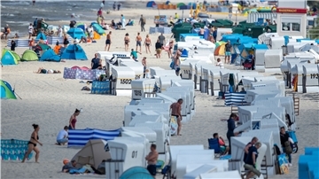 Urlauber und Tagesgäste nutzen das teilweise sonnige Wetter am Strand auf der Ostseeinsel Usedom.