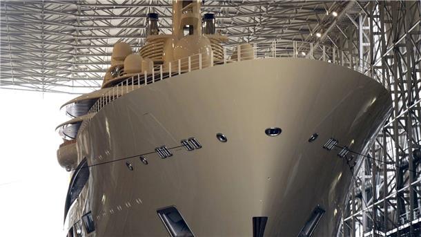 Die Luxusjacht „Dilbar“ steht in der Lürssen Werft.