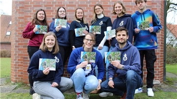 Die Macher von Moin! 2023 präsentieren den Jahresplaner (von vorne und links): Vivienne Hemme, Vilja Bartschies, Tony Sinke, Philina Stern, lea Goes, Jennifer Gachov, Maira Schulz, Kassandra Knop und Paul Johann Meierdirks.