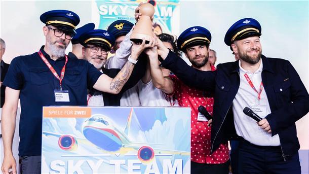 „Sky Team“ zum „Spiel des Jahres“ gekürt Die Macher von „Sky Team“ feiern die Auszeichnung.