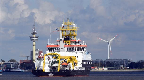 Die schönsten Bilder von der herrlichen Schiffs-Parade Die mächtige "Atair" aus Hamburg vor dem Radarturm in Bremerhaven.