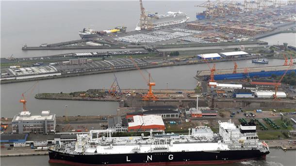Was hier bei Lloyd im Kaiserhafen liegt, ist ein schwimmendes Gas-Terminal Die mächtige „Transgas Force“ mit dem Containerterminal im Hintergrund.