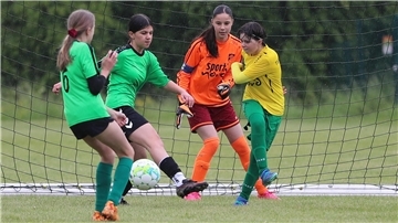 Mädchen des TSV Abbehausen spielen Fußball