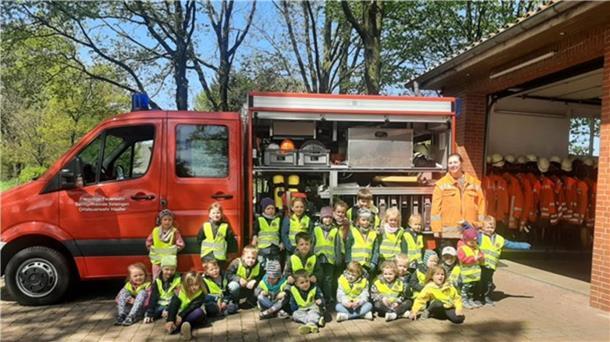 Die Mädchen und Jungen des Kindergartens „Haaßelnuss“ freuen sich über den Besuch bei der Feuerwehr.