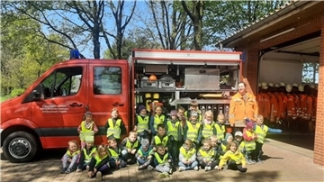 Die Mädchen und Jungen des Kindergartens „Haaßelnuss“ freuen sich über den Besuch bei der Feuerwehr.