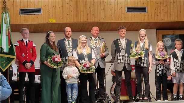 Die Majestäten des Hesedorfer Schützenvereins: Musikkönig Joris Meyer (von links), Prinzessin Jennifer Knoblauch, König Martin Wurf, Königin Samirah Branigan mit Tochter Bella Grace, König aller Könige Sven Albers, Jugendkönig Eike Fenken, Jugendkönigin Janne-Marie Grimm, Kinderkönigin Svea Buck und Kinderkönig Tom Mehrens.