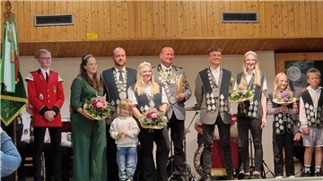 Die Majestäten des Hesedorfer Schützenvereins: Musikkönig Joris Meyer (von links), Prinzessin Jennifer Knoblauch, König Martin Wurf, Königin Samirah Branigan mit Tochter Bella Grace, König aller Könige Sven Albers, Jugendkönig Eike Fenken, Jugendkönigin Janne-Marie Grimm, Kinderkönigin Svea Buck und Kinderkönig Tom Mehrens.