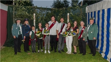 Die Majestäten des Schützenvereins Westerwanna (von links): 2. Vorsitzender Reinhard Busch, Saskia Witzke (Feuerwehrpokal), Ole Beckmann (Kinderkönig), Lisa Niehaus (Kinderkönigin), Tamara Alms (Jugendkönigin), Pascal Dinges (Jungschützenkönig), Oliver Mienert (König), Swantje Stocki (Königin), Kathrin Mohrmann (Königin der Wilden), Peter Hamcke (König der Wilden) und Uwe Schult (1. Vorsitzender). Foto: Schlichting