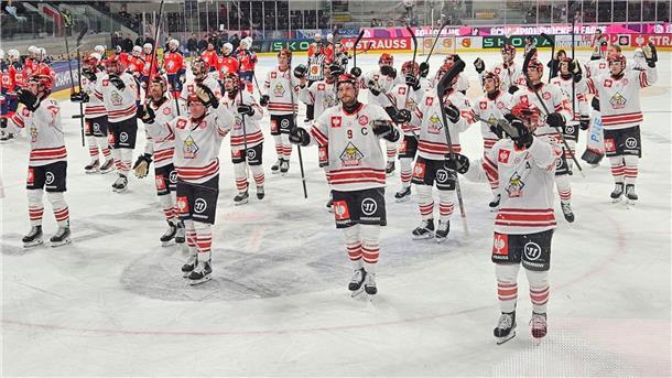 Die Mannschaft feiert nach dem Sieg mit den Fans und bedankt sich für die zahlreiche Unterstützung in der Schweiz.
