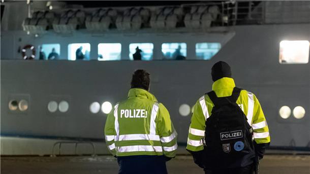 Zwei Polizisten stehen vor der "Funny Girl"
