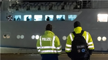 Zwei Polizisten stehen vor der "Funny Girl"